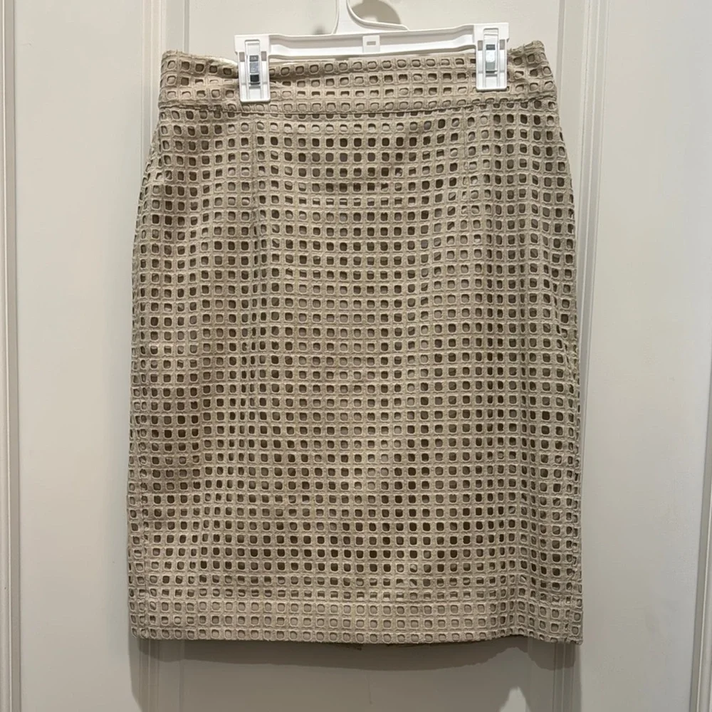 Banana Republic Size 2 Tan Eyelet Pencil Skirt Embellished Knee-Length